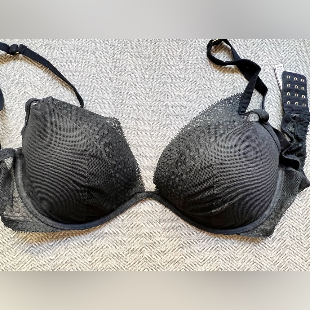 Victoria’s Secret Incredible Plunge bra. 38D